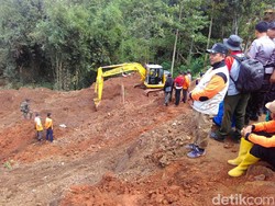 Enam Unit Alat Berat Disebar di Tiga Titik Longsor di Ponorogo