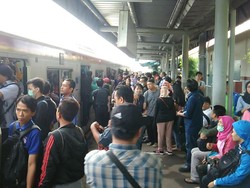 Ada Perubahan Jadwal KRL, Penumpang Menumpuk di Stasiun Poris