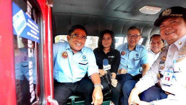 Ngantor ke Balai Kota, Sumarsono Naik Angkot KWK