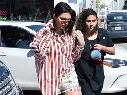 Gaya Nyeleneh Kendall Jenner Pakai Jeans Pendek, Berani Coba?