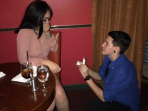 Ternyata Ini Alasan Pria Melamar Kekasih Sambil Berlutut