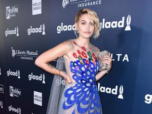 Meriah, Paris Jackson Curi Perhatian Pakai Gaun Mirip Burung Merak