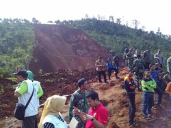 Begini Proses Evakuasi Korban Longsor di Ponorogo