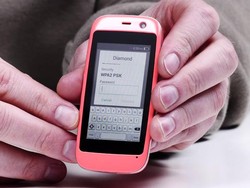 Ini Smartphone Terkecil di Dunia
