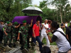 Hujan Deras Iringi Pemakaman Ayahanda Ganjar Pranowo