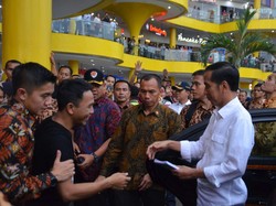 Datangi Cibinong City Mall, Jokowi Bagikan Buku ke Pengunjung