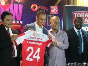 Odemwingie Pakai Jersey Nomor 24 di Madura United Odemwingie Pakai Jersey Nomor 24 di Madura United