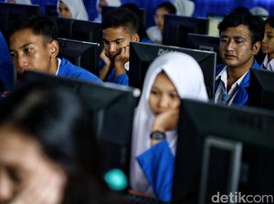 Siswa SMK Jakarta Timur 1 Jalani UNBK