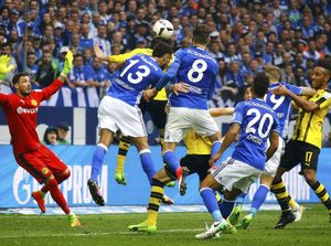 Tak Butuh Waktu Lama, Bartra Temukan Wanita Pemberani dalam Derby Ruhr