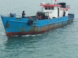 TNI AL Amankan Kapal Pengangkut Solar Ilegal di Perairan Batam TNI AL Amankan Kapal Pengangkut Solar Ilegal di Perairan Batam