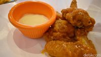 Hooters Girl Sexy Sajikan Chicken Wings Hingga Sandwich Enak