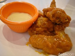 Hooters Jakarta: Mencicip Chicken Wings Enak Bersama Hooters Girl Sexy