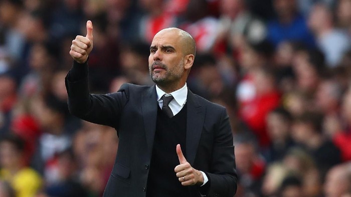 LONDON, ENGLAND - APRIL 02: Josep Guardiola, Manager of Manchester City gives his team instructions during the Premier League match between Arsenal and Manchester City at Emirates Stadium on April 2, 2017 in London, England.  (Photo by Clive Rose/Getty Images)