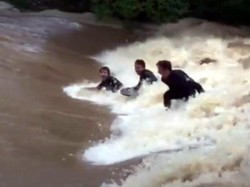 Gila! Aksi Nekat Peselancar Australia Taklukkan Banjir Topan Debbie