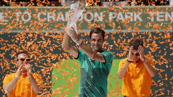 Kalahkan Nadal, Federer Bawa Pulang Trofi Miami Terbuka