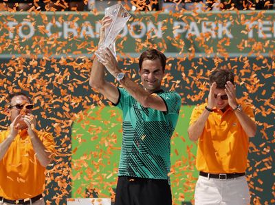 Kalahkan Nadal, Federer Bawa Pulang Trofi Miami Terbuka