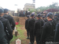 Hujan Iringi Pemakaman Anggota Tinombala Ipda Zasmi di Bandung