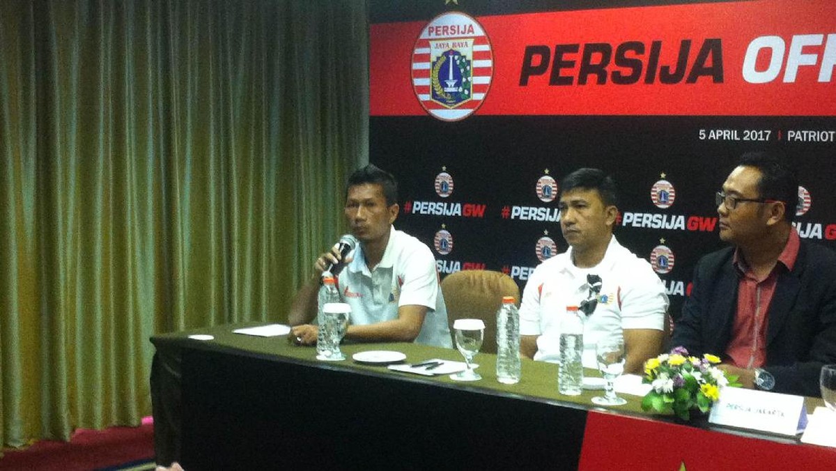 Ismed Sofyan (paling kiri) (Randy Prasatya/detikSport)