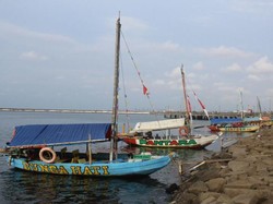 Menikmati Sore Sambil Naik Perahu di Pantai Ancol