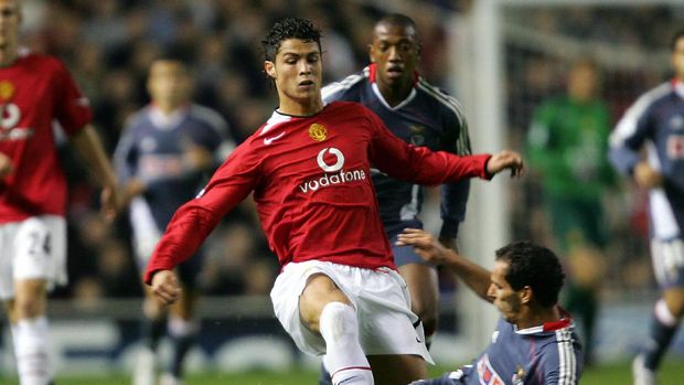 Manchester United's Cristiano Ronaldo (L) vies with Benfica's Petit (R) during the second round Champions League Group D football match between Manchester United and SL Benfica at Old Traford stadium in Manchester 27 September 2005.      AFP PHOTO/ NICOLAS ASFOURI / AFP PHOTO / NICOLAS ASFOURI