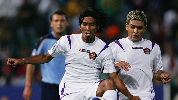 SYDNEY, AUSTRALIA - APRIL 25:  Budi Sudarsono of Persik Kediri kicks the ball during the Asian Champions League Group E match between Sydney FC and Persik Kediri at Parramatta Stadium April 25, 2007 in Sydney, Australia.  (Photo by Cameron Spencer/Getty Images)