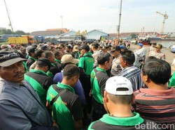 Tenaga Kerja Bongkar Muat Pelabuhan Tanjung Perak Mogok Kerja