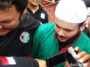Berpeci Putih, Ridho Rhoma Dibawa ke RSKO Cibubur