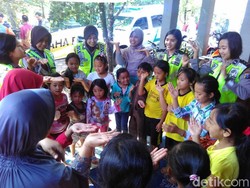 Hilangkan Trauma, Anak-anak Korban Longsor Ponorogo Diajak Bermain
