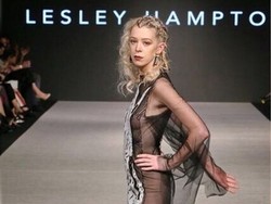 Foto: Korban Bom Boston Tampil di Catwalk Pekan Mode Memakai Kaki Palsu