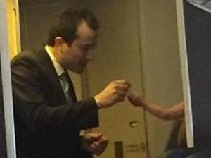 Viral, Kisah Kebaikan Pramugara yang Menenangkan Bayi di Pesawat