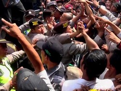 Ricuh dengan Warga di Mojokerto, Puluhan Preman Diamankan