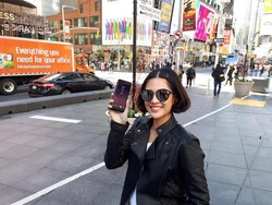 Dian Sastro Bicara Instagram dan Galaxy S8
