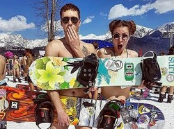 Seksi! Ada Festival Ski Pakai Bikini di Rusia