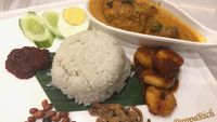 Sedapnya Nasi Lemak dengan Kari Ayam dan Sambal Goreng Udang