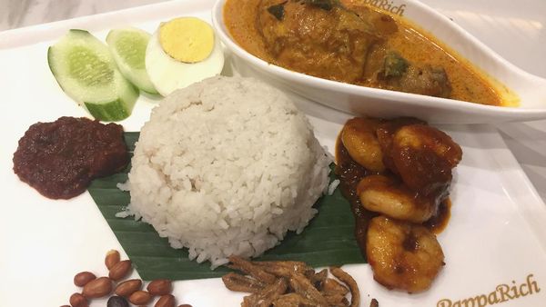 Sedapnya Nasi Lemak dengan Kari Ayam dan Sambal Goreng Udang