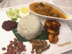 Sedapnya Nasi Lemak dengan Kari Ayam dan Sambal Goreng Udang