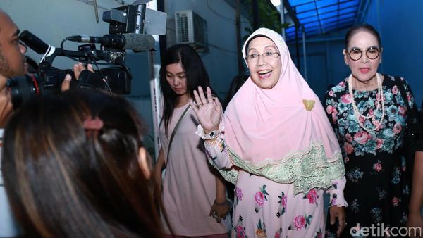 Lambaian Tangan dan Senyuman Nani Widjaja