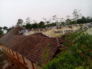 Atap Bangunan Kelas SMAN 3 Garut Ambruk