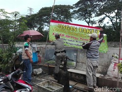 Panwaslu Jakarta Barat Tertibkan Ratusan Spanduk Provokatif