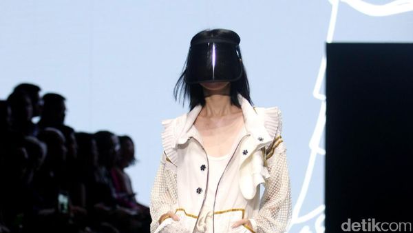 Foto: Koleksi Rama Dauhan di Plaza Indonesia Fashion Week 2017
