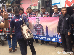 Blusukan di Pulogebang, Djarot Disambut Pria Berbaju FBR