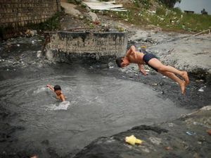 Warga Irak Hadapi Suhu Panas Melampaui 50 Derajat Celcius Warga Irak Hadapi Suhu Panas Melampaui 50 Derajat Celcius