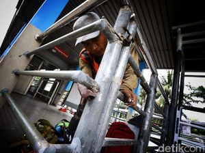 Membuat Kinclong Halte TransJ