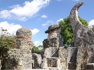 2 Kastil Aneh di Amerika, Terbuat dari Karang & Sampah