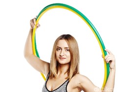 Wow! Keren Banget Main Hula Hoop Sambil Kenakan Heels Beroda