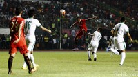 Babak kedua baru berjalan satu menit, Persija berhasil membuat satu peluang. Luis Junior, yang menerima umpan silang berhasil menanduk bola, namun masih membentur tiang.