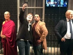 Iseng! Traveler Ini Pura-Pura Jadi Patung Lilin Madame Tussauds