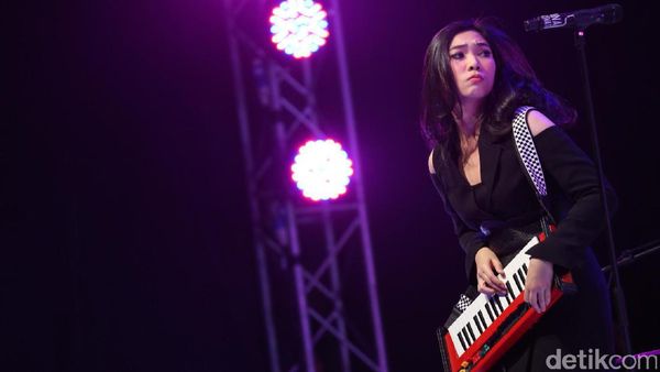 Isyana Main-main Dengan Instrumen Musik