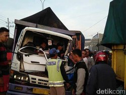 Kecelakaan Beruntun Libatkan 3 Truk di Mojokerto, 3 Orang Terluka