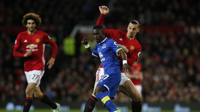 Bantuan yang Terus Mengalir dari Ibra untuk MU